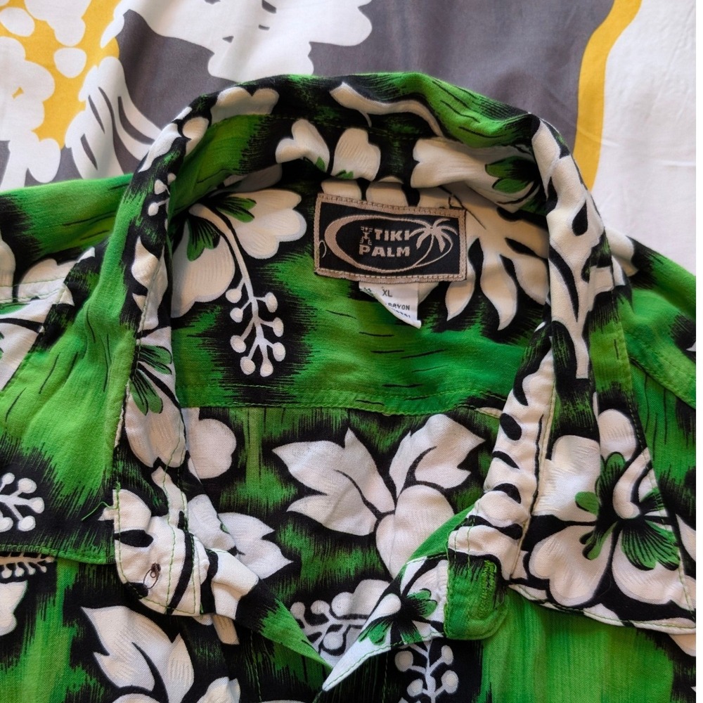 Tiki Palm Mens XL Green Black Hibiscus Floral Rayon Hawaiian Button Down Shirt